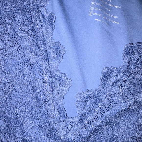 ReoRia Blue Lace V-Neck Top - Picture 4 of 6